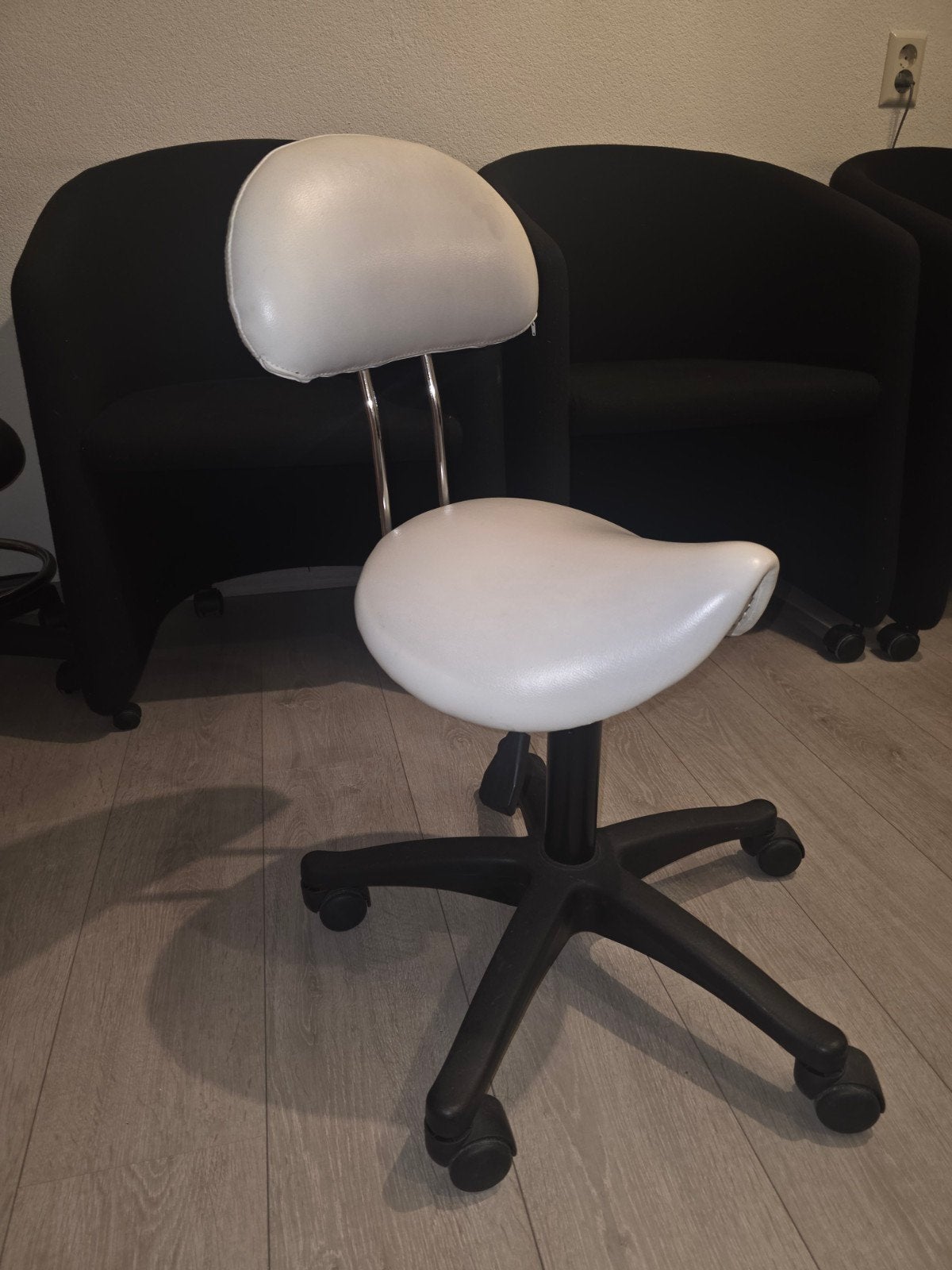 Schoonheidsspecialist kapper fiets tabouret zadelkruk wit, Ophalen of Verzenden, In hoogte verstelbaar, Zo goed als nieuw, Staal