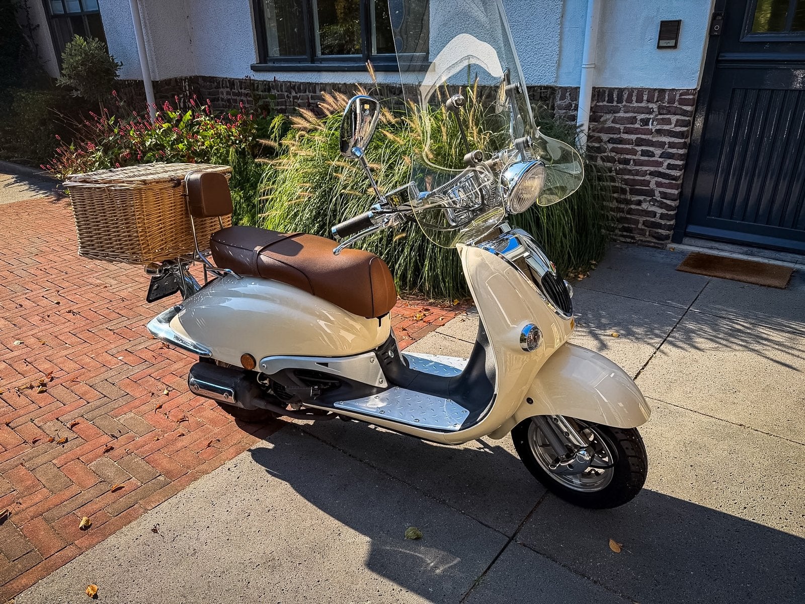 Te koop: Leuke en stijlvolle retro scooter crèmekleurig, Ophalen, Zo goed als nieuw, Overige typen, Overige merken