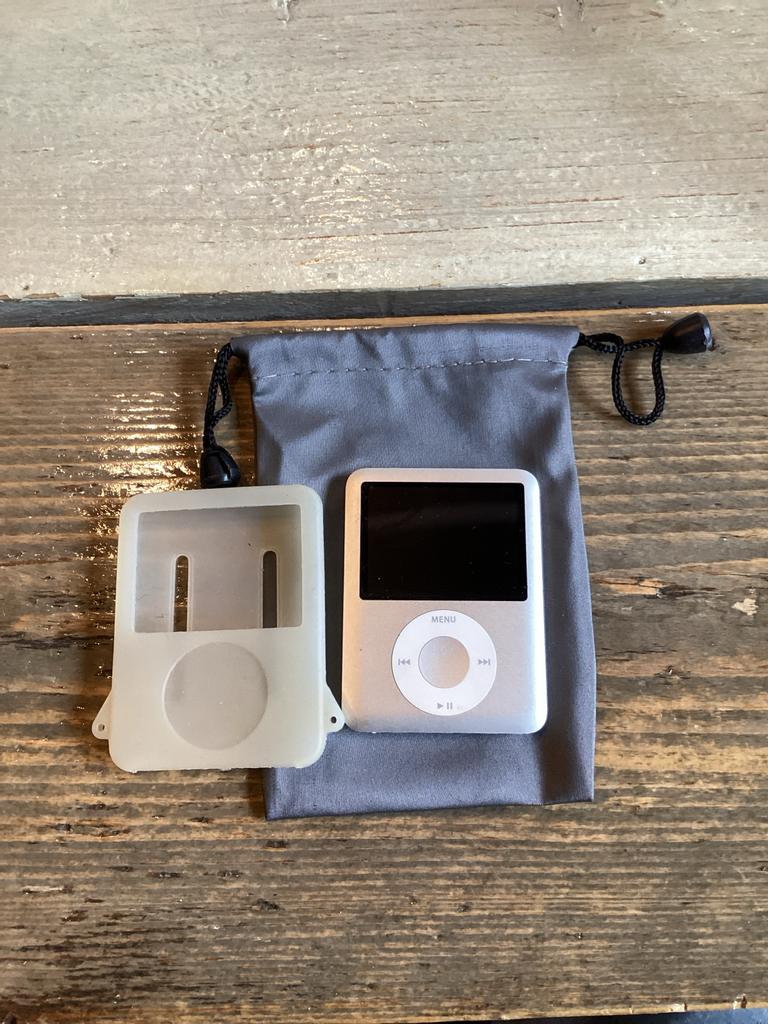 iPod nano 4GB - Zilver met hoesje en zakje, Gebruikt, Ophalen of Verzenden, Nano, Zilver