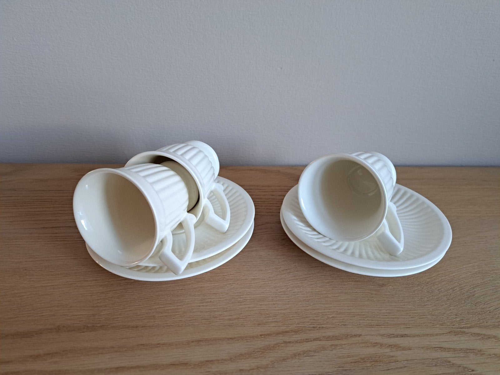 Merk Empire:
3 kopjes/ 4 schotels.
Prijs €7,50 Roomkleur., Ophalen of Verzenden, Zo goed als nieuw, Kop(pen) en/of Schotel(s)