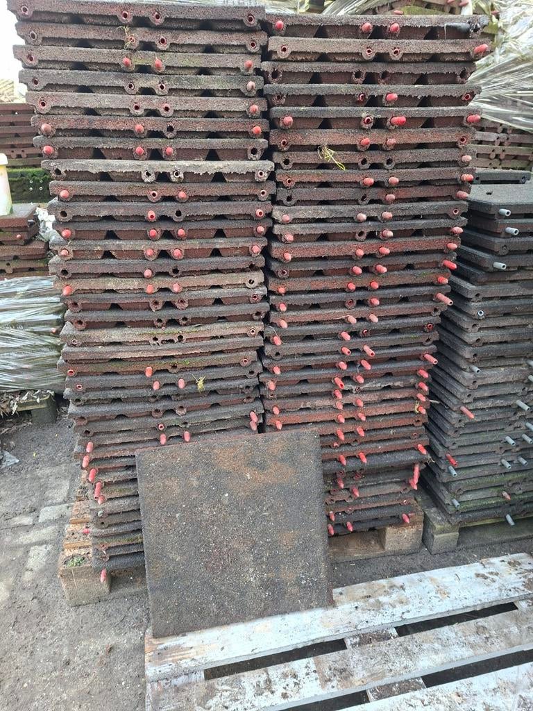 130 rubberen tegels van 50x50x4,5 cm staltegels stalmatten