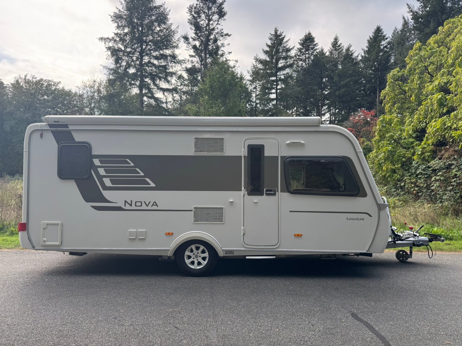 Eriba Nova 545 Luxus Line, met E&P levelingsysteem en mover, Caravans en Kamperen, Schokbreker, Rondzit, Lengtebed, Particulier