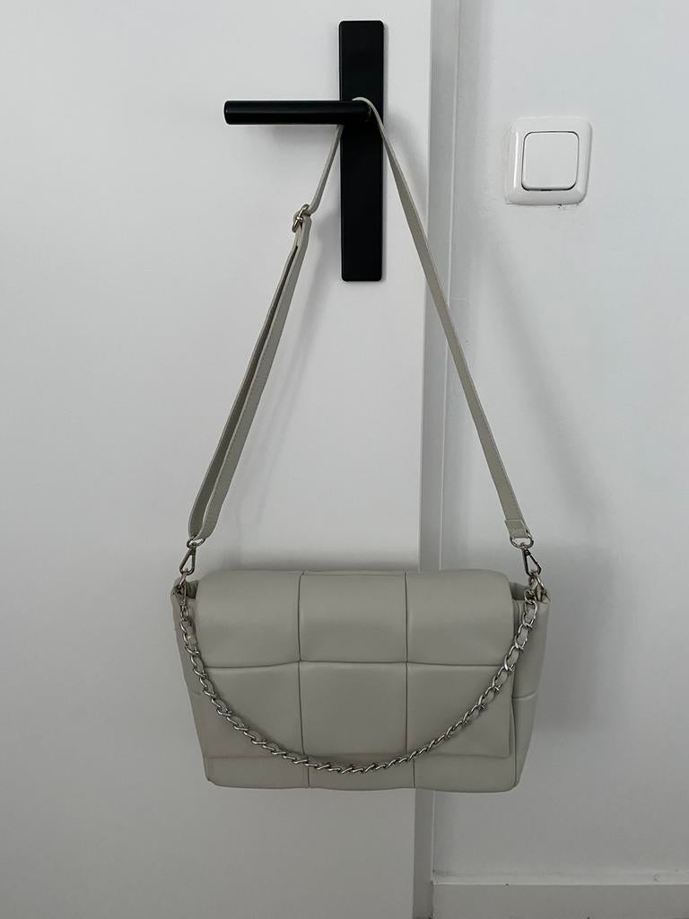 TAS LEER MET KETTING BEIGE, Ophalen of Verzenden, Zo goed als nieuw, Beige, Handtas