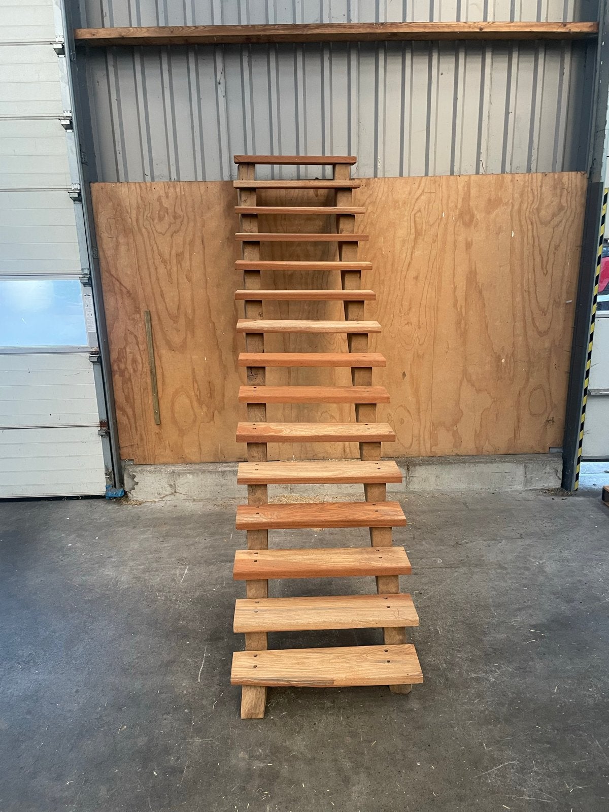 Rustieke trap met eikenhouten bomen - Uniek en levendig, Ophalen of Verzenden, Gebruikt, Trap, 2 tot 4 meter