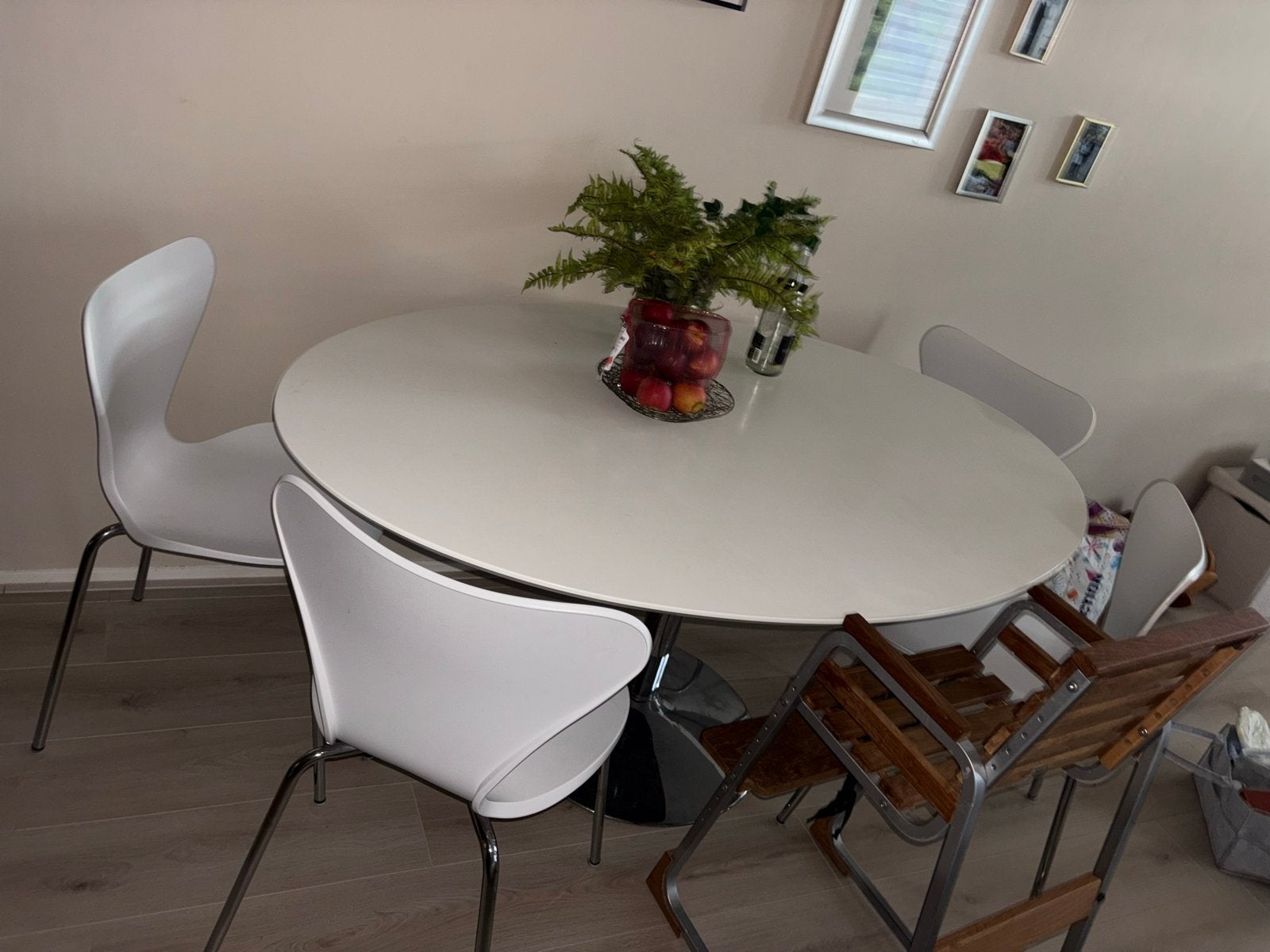 Moderne eettafel met stoelen, Huis en Inrichting, Ophalen, Kunststof, Gebruikt, 100 tot 150 cm