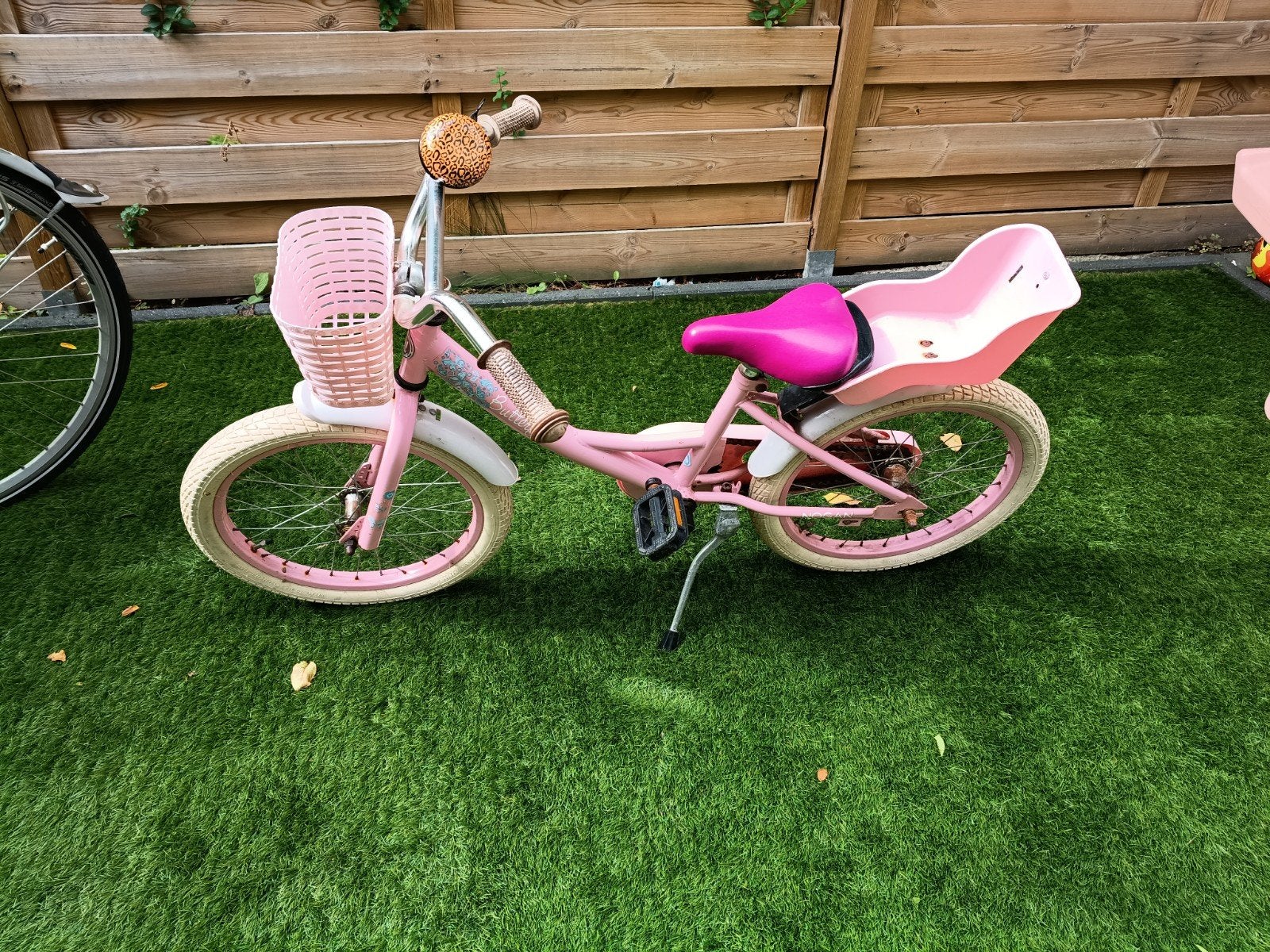 Roze kinderfiets met mandje en zitje - Nogan Butterfly, Fietsen en Brommers, Ophalen, Terugtraprem, Nogan, 16 tot 20 inch
