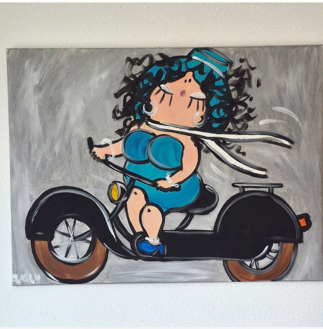 Vrolijke dikke dame op scooter - 80 x 60 cm, Antiek en Kunst, Ophalen, Op houten frame, Textiel, Figuren