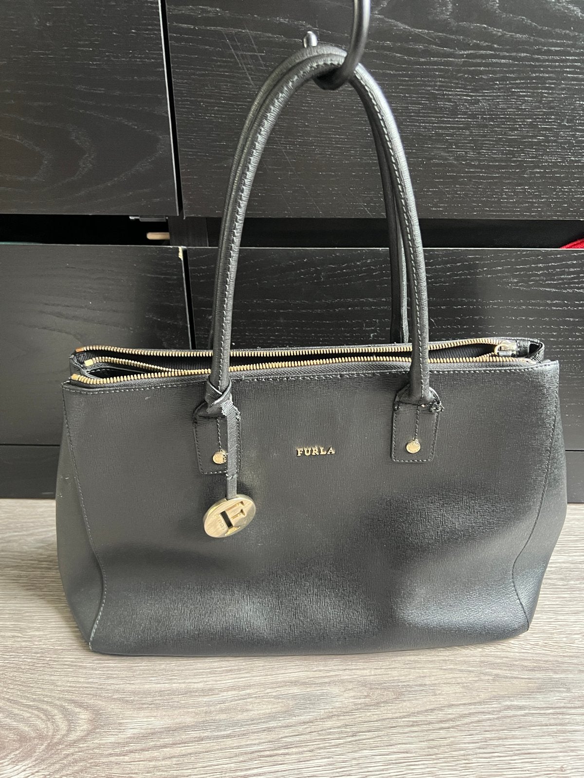 Furla Handtas Zwart Leer - Zo goed als nieuw, Ophalen of Verzenden, Zo goed als nieuw, Zwart, Handtas
