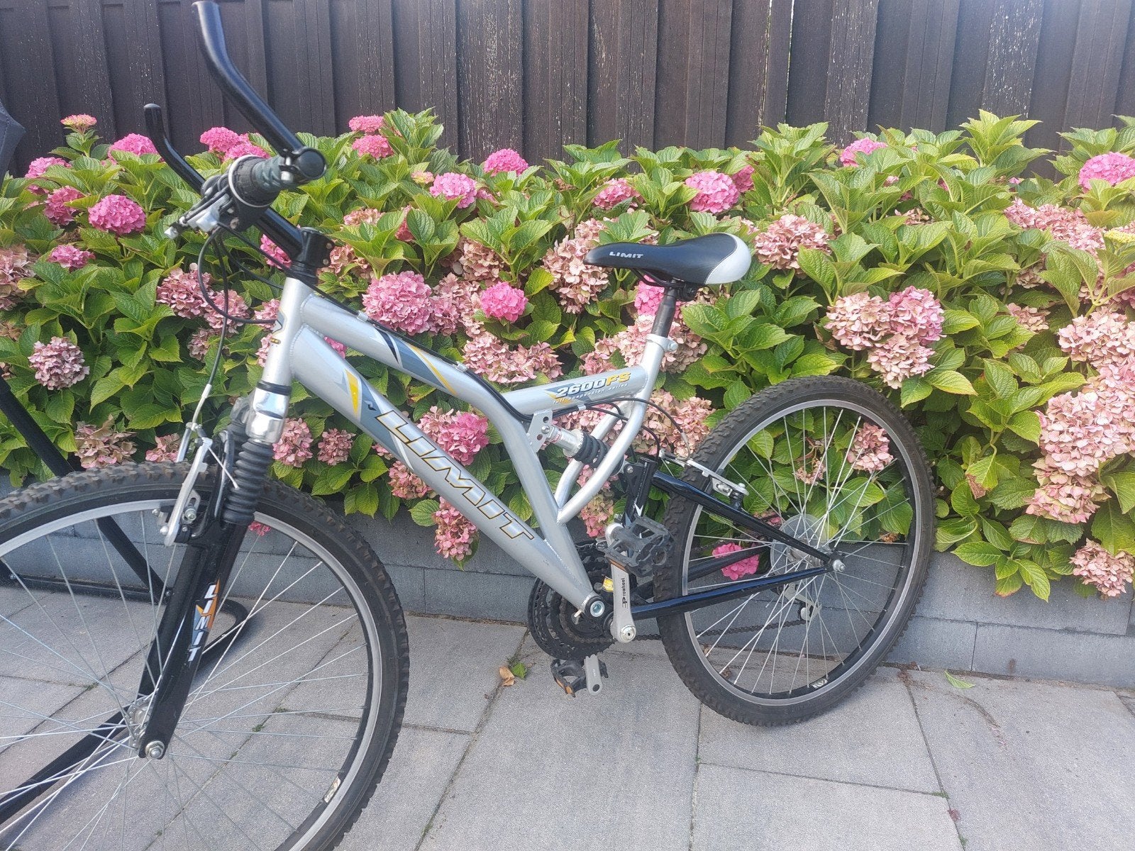 Limit 26 inch mountainbike – zilver/grijs, Fietsen en Brommers, 49 tot 53 cm, Ophalen, Zo goed als nieuw, Overige merken