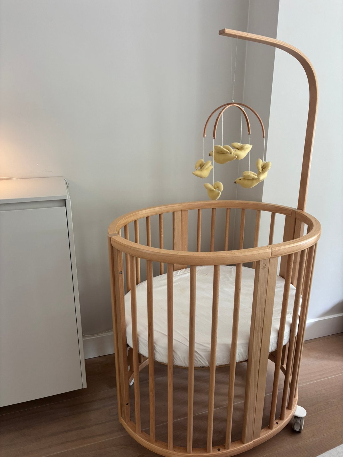 Stokke Mini Wieg natural hout met accessoires en babyhanger, Ophalen, Zo goed als nieuw, Wieg