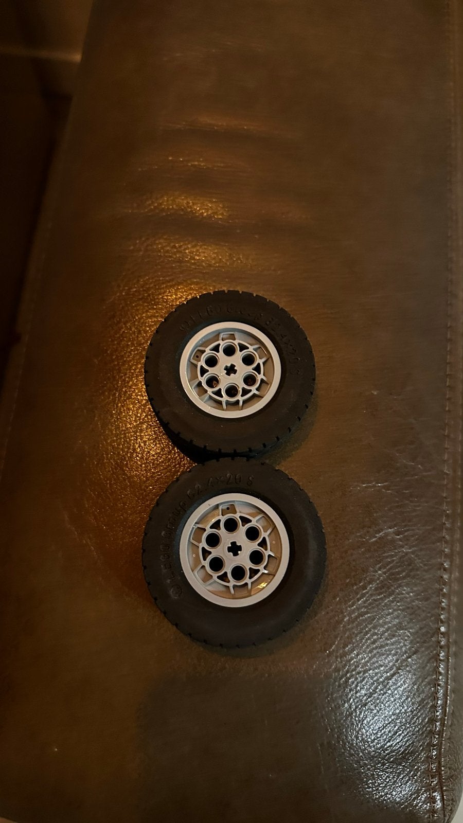 Losse Lego wielen met banden - 2 stuks, Ophalen of Verzenden, Gebruikt, Lego