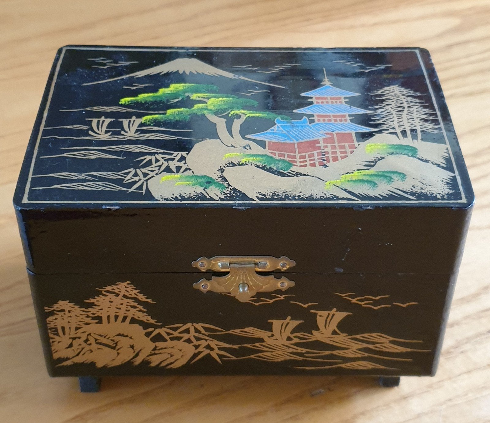 Japanse zwarte lak sieraden/muziekdoos mooie werkende staat, Hout, Doos, Ophalen of Verzenden, Geschilderd