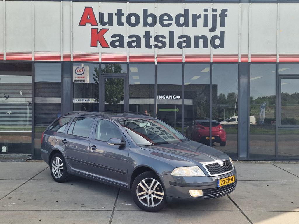 Skoda Octavia Combi 1.6 FSI Ambiente - Trekhaak - Cruise - C, Auto's, Skoda, Voorwielaandrijving, Gebruikt, Zwart, 4 cilinders