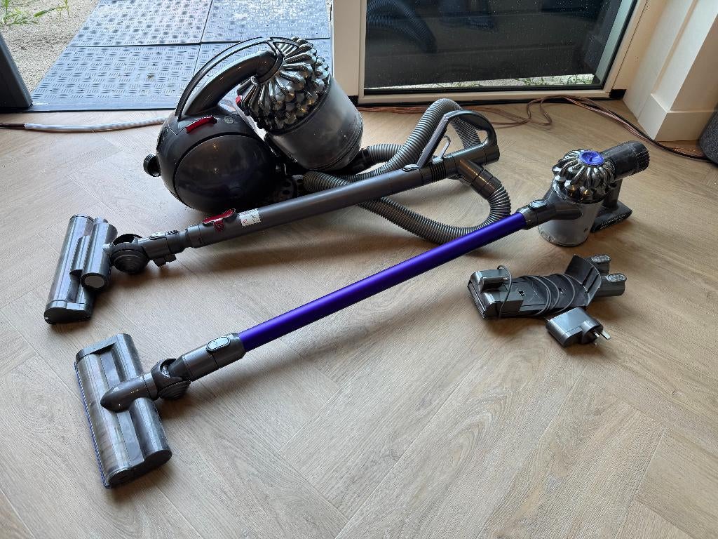 Dyson DC54 + DC59 met veel accessoires, Witgoed en Apparatuur, Stofzuigers, Ophalen, Gebruikt, Reservoir, 1200 tot 1600 watt