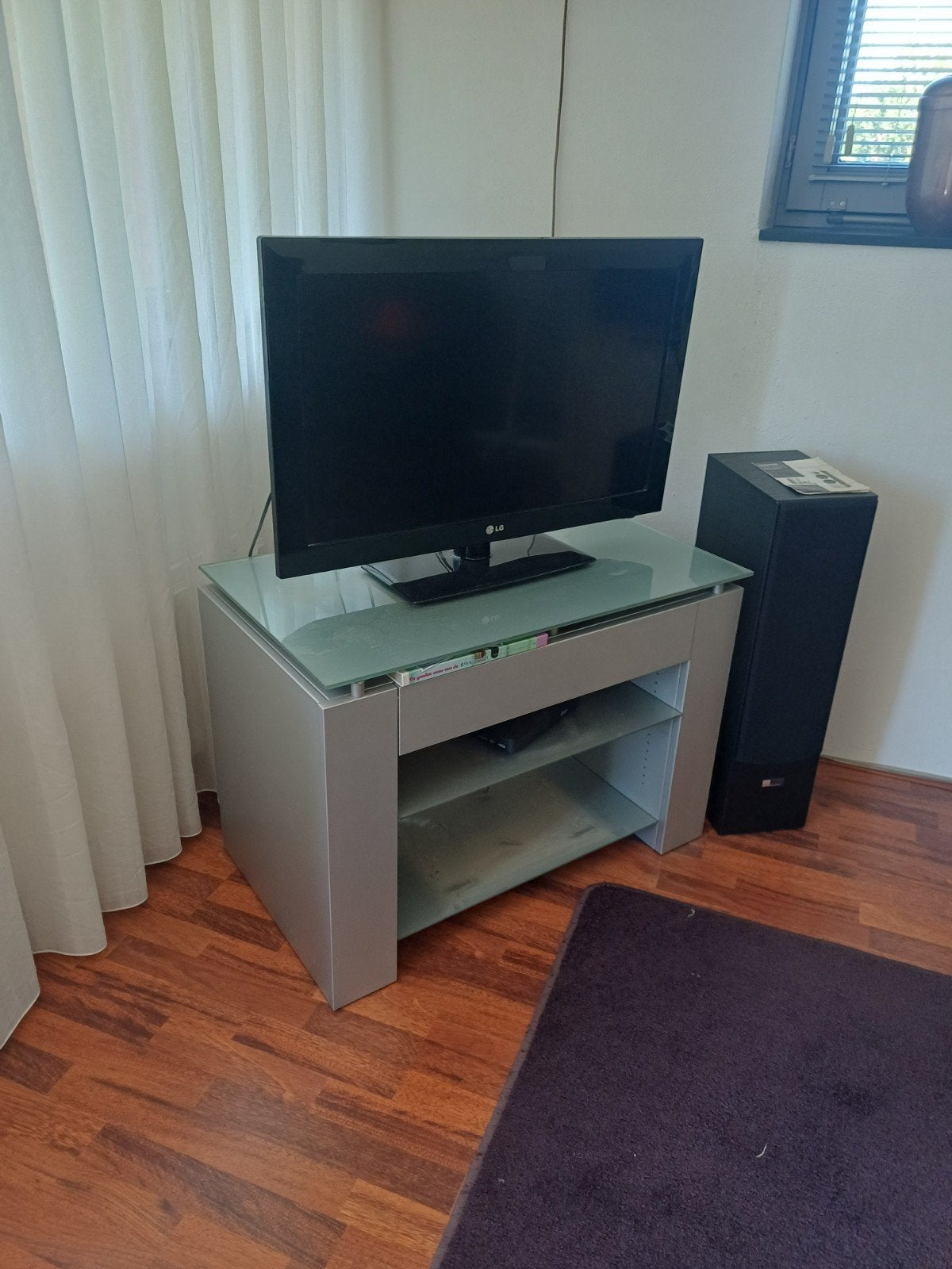 LG TV 32 inch met stevig TV meubel, Ophalen, Gebruikt, Glas, 50 tot 100 cm
