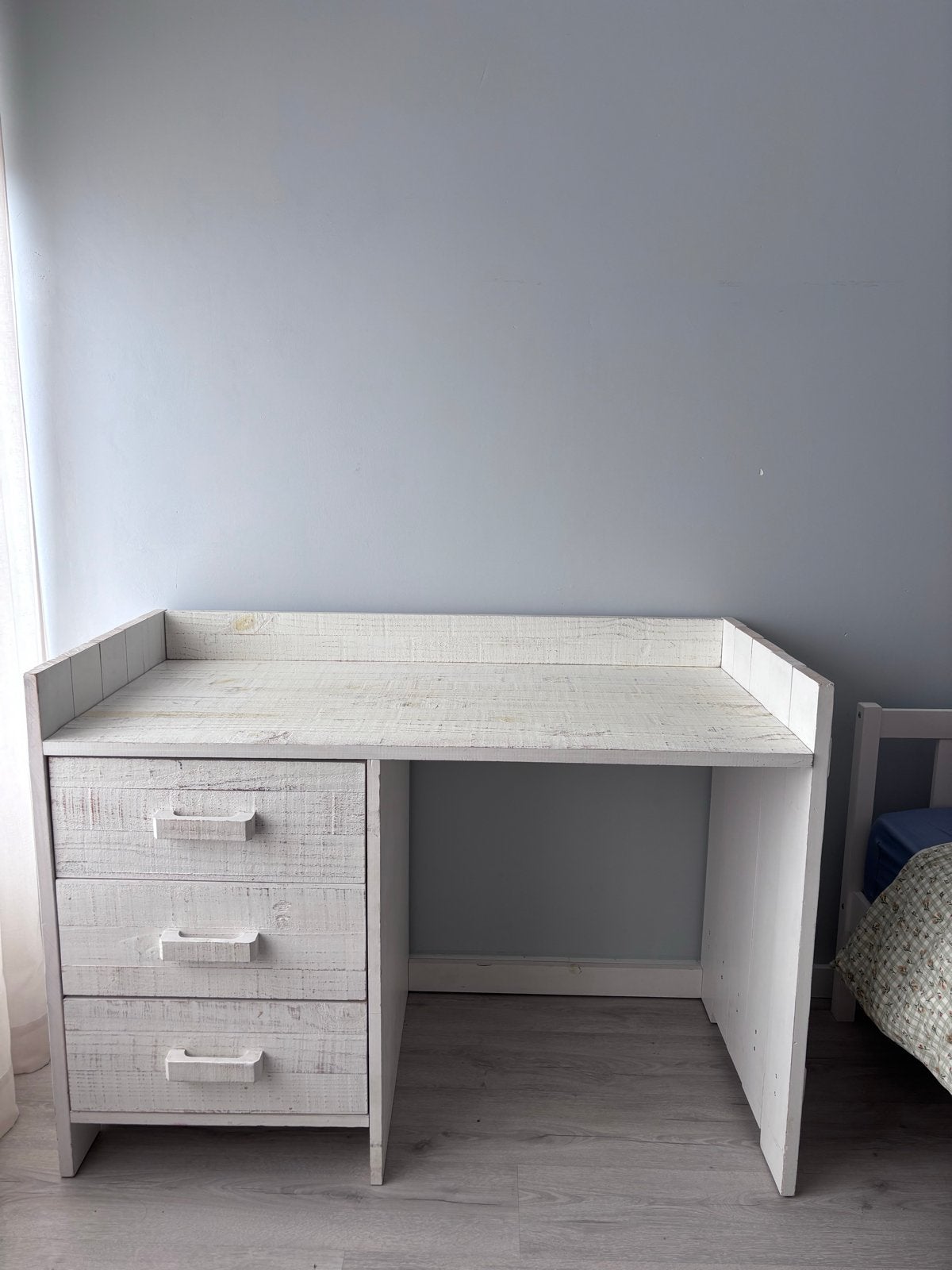 Wit houten bureau met lades, Huis en Inrichting, Bureaus, Ophalen, Overige typen, Zo goed als nieuw, Overige merken