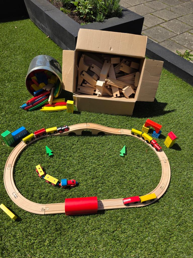 Grote houten treinbaan met blokken en treinen, Kinderen en Baby's, Speelgoed | Houten speelgoed, Ophalen of Verzenden, Gebruikt
