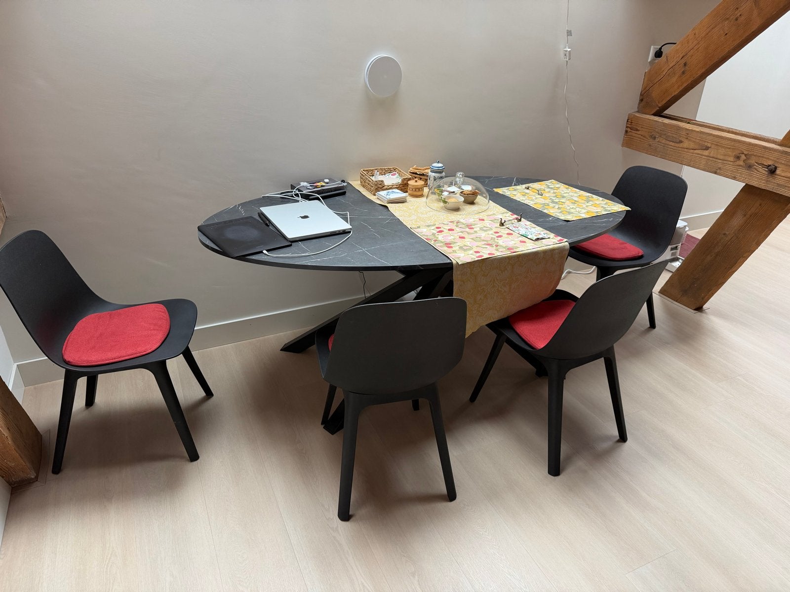 IKEA MARIEDAMM eettafel met 4 ODGER stoelen, Huis en Inrichting, Kunststof, 100 tot 150 cm, Ophalen of Verzenden, Zo goed als nieuw