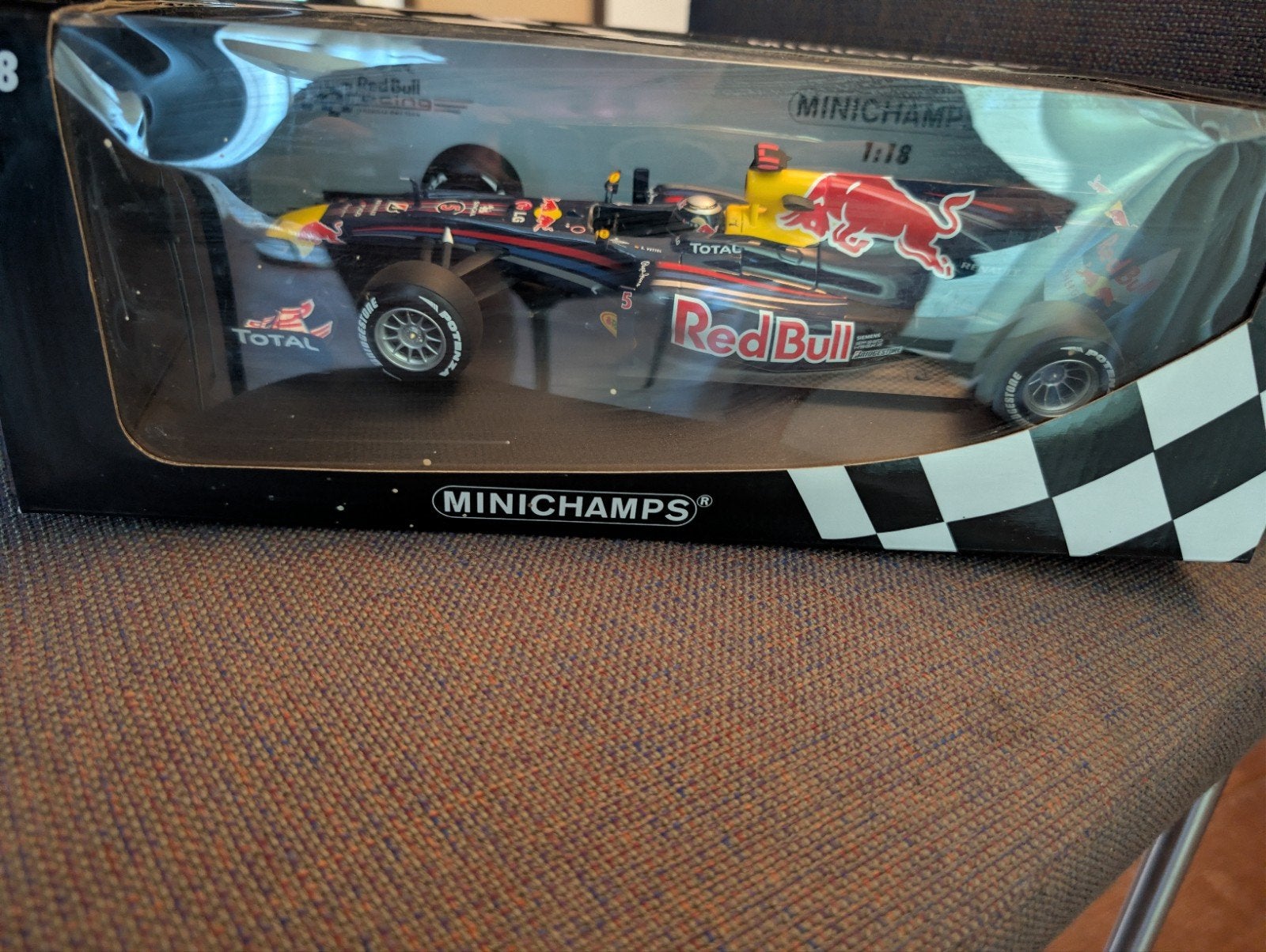 Minichamps Red Bull Racing Renault RB6 S. Vettel 2010, Hobby en Vrije tijd, Modelauto's | 1:18, Ophalen of Verzenden