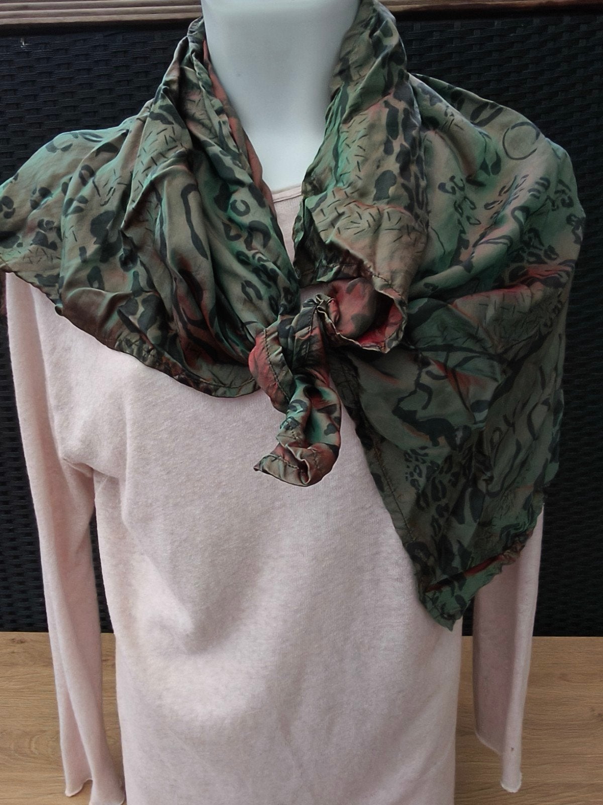 Mooie sjaal, Kleding | Dames, Mutsen, Sjaals en Handschoenen, Ophalen of Verzenden, Zo goed als nieuw, Maat 46/48 (XL) of groter