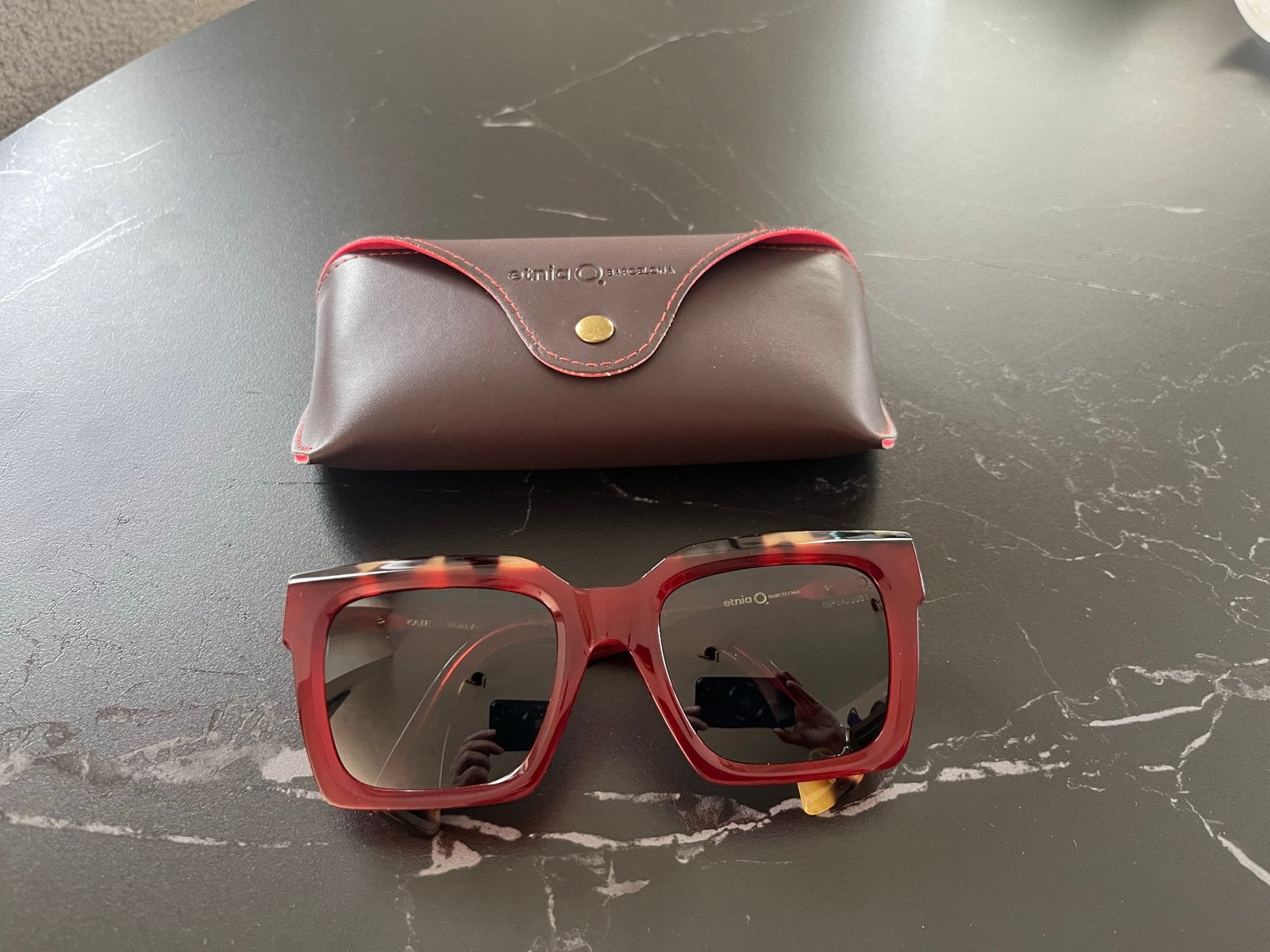 Etnia Barcelona Kate Zonnebril - Stijlvol Rood/Havana, Overige merken, Zonnebril, Ophalen of Verzenden, Zo goed als nieuw