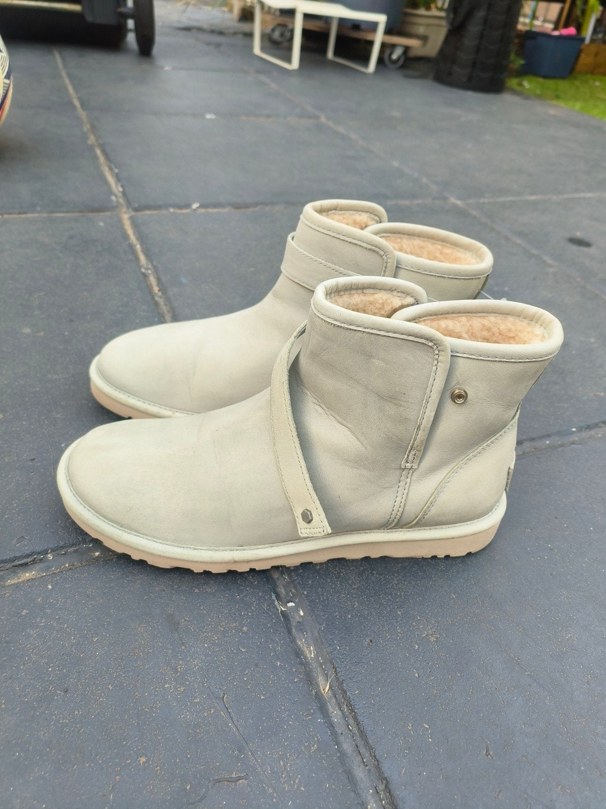 UGG 39, Ophalen of Verzenden, Zo goed als nieuw, Zwart