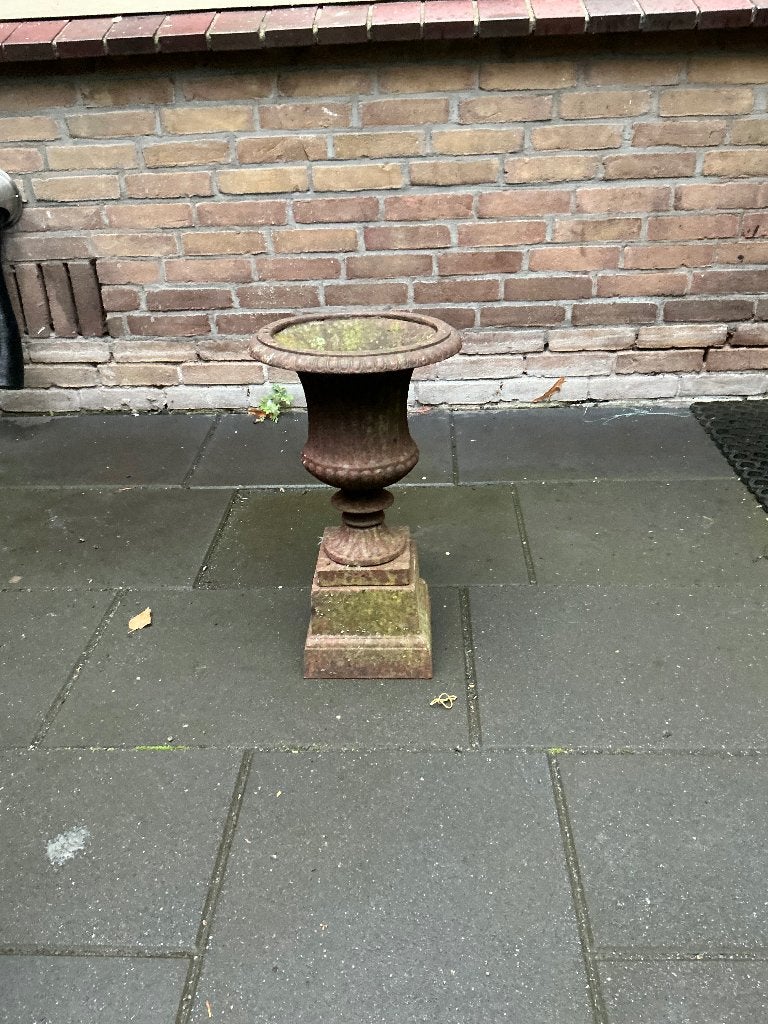 Gietijzeren vaas op sokkel, Ophalen, Gebruikt