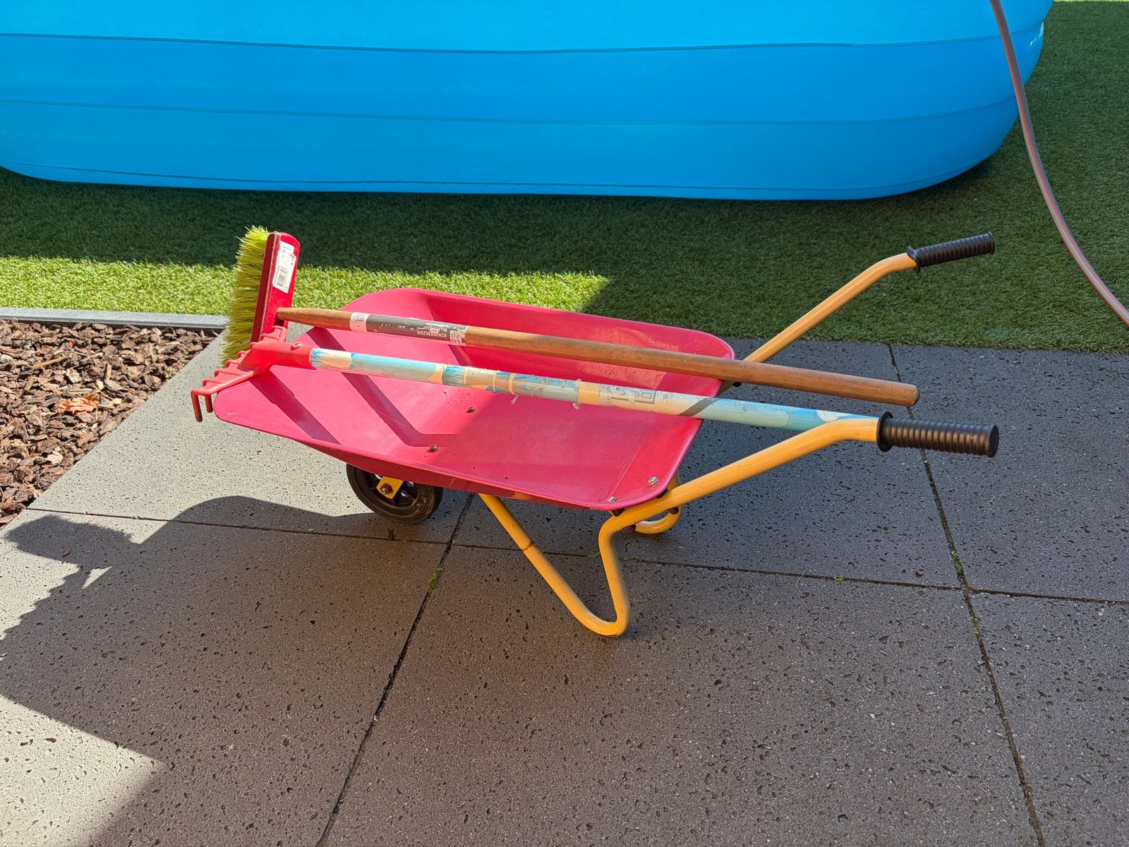 Rode kinder kruiwagen met bezem en hark, Ophalen, Gebruikt, Handmatig, Tweewielig