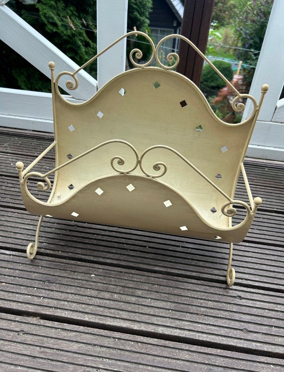 Vintage metalen krantenbak crèmekleurig met krullen, Gebruikt, Metaal, Krantenbak, Ophalen of Verzenden