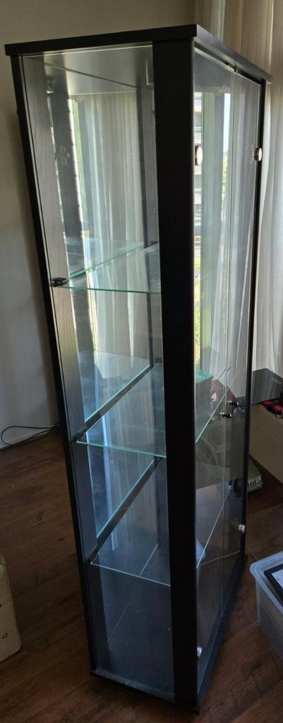 Glazen vitrinekast met verlichting, Ophalen, Met plank(en), Gebruikt, 50 tot 100 cm