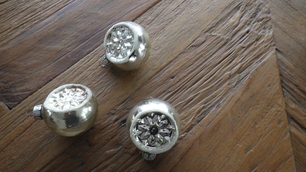 3 mooie oude deukballen, Diversen, Kerst, Ophalen of Verzenden, Gebruikt