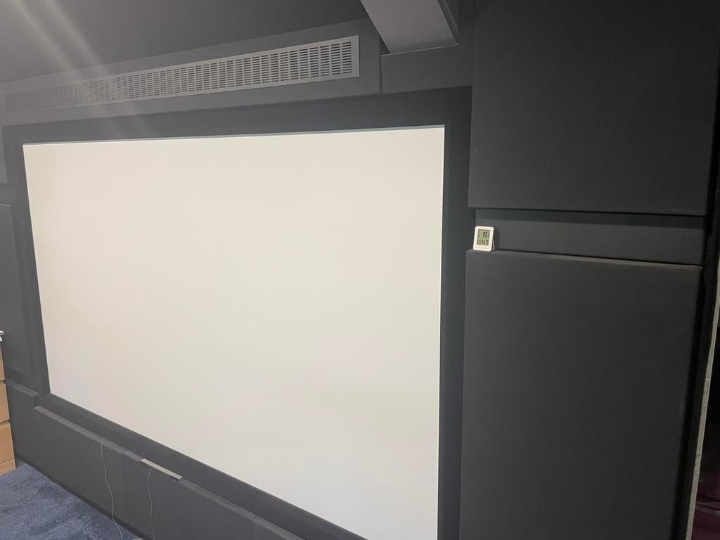 Akoestische wand met bioscoop scherm, Ophalen, Zo goed als nieuw