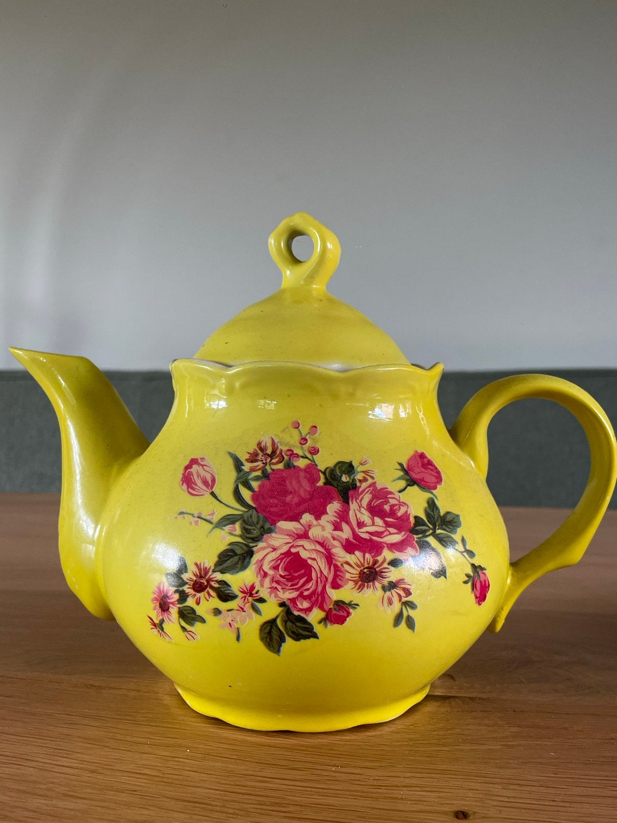 Gele midcentur theepot met bloemenprint - &k Amsterdam, Theepot/fluitketel, Geel, Ophalen of Verzenden, Zo goed als nieuw