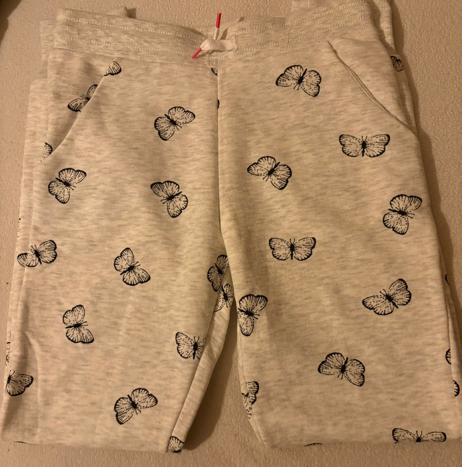 Nieuw - Zachte lichtgrijze jogging broek met vlinderprintje, Ophalen of Verzenden, Nieuw, Meisje, Broek