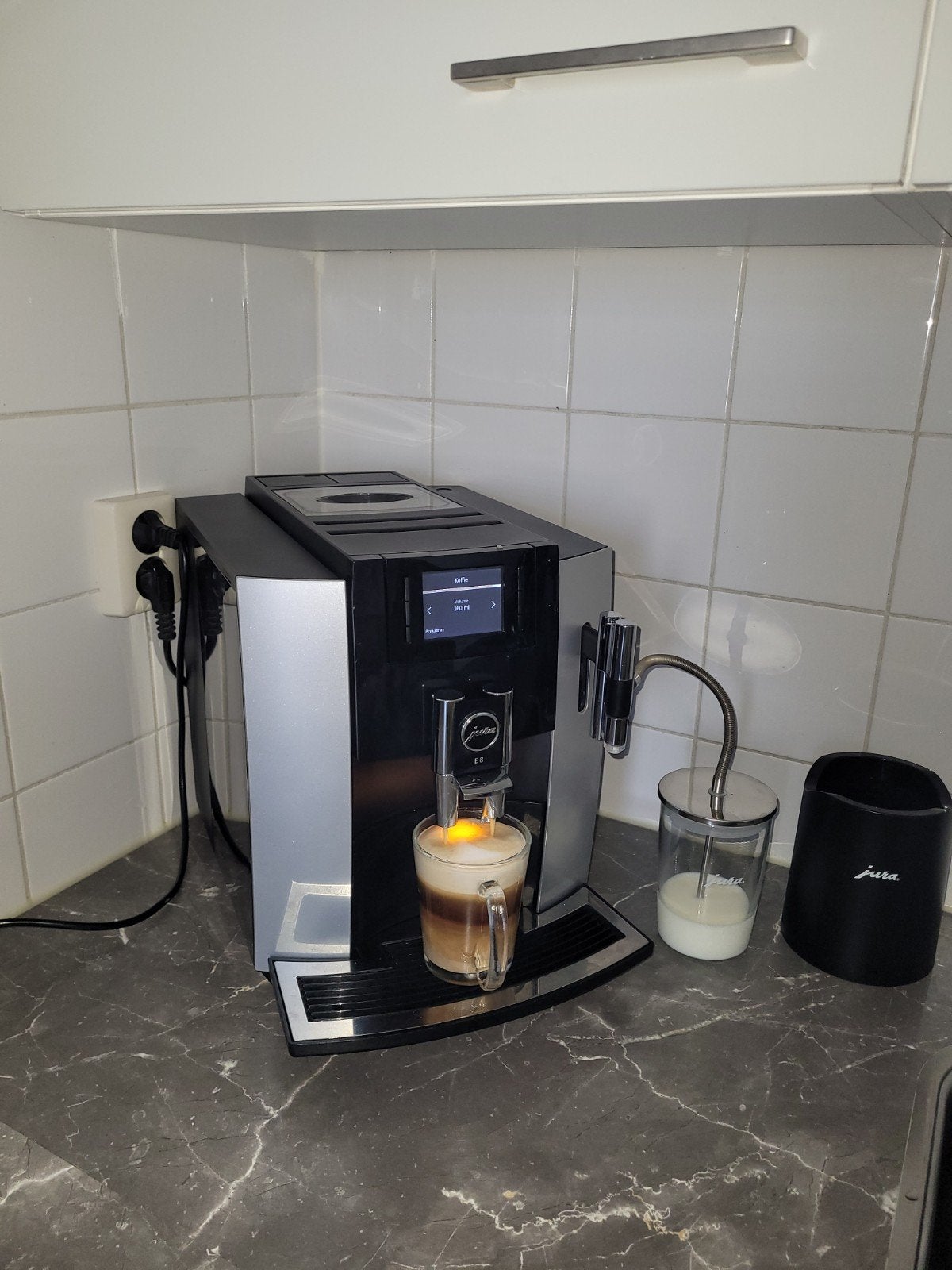prachtige jura E8 koffiemachine te koop aangeboden., 10 kopjes of meer, Ophalen, Zo goed als nieuw, Koffiemachine