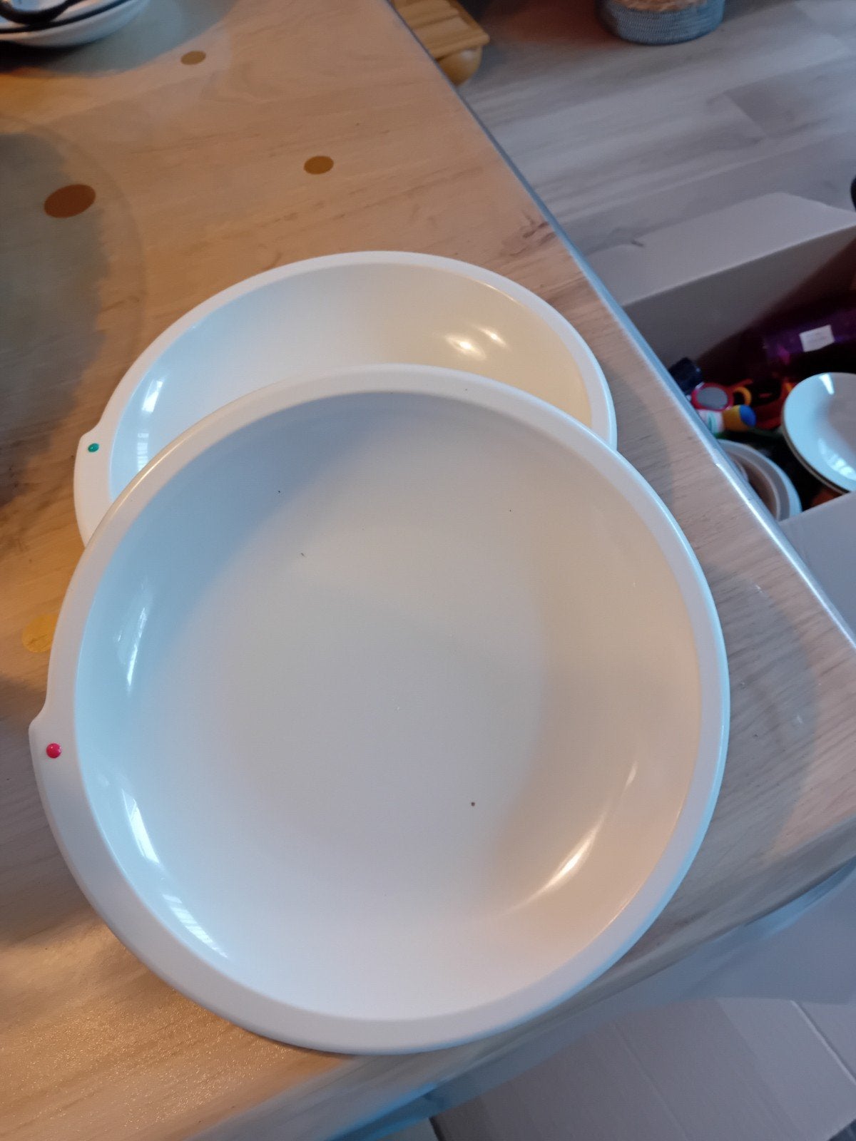 vier witte borden met gekleurde stip, plastic., Huis en Inrichting, Kunststof, Gebruikt, Ophalen of Verzenden, Bord(en)