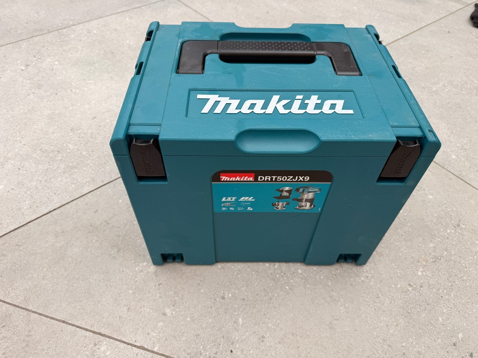 Makita DRT50ZJX9 Bovenfrees met extra freeskoppen, Ophalen, Zo goed als nieuw, Elektrisch, Bovenfrees