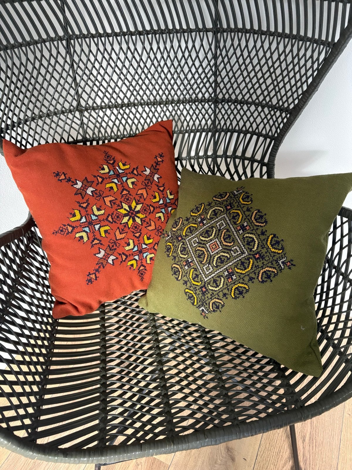 Twee unieke vintage geborduurde sierkussens, Meerkleurig, Met print, Vierkant, Ophalen of Verzenden