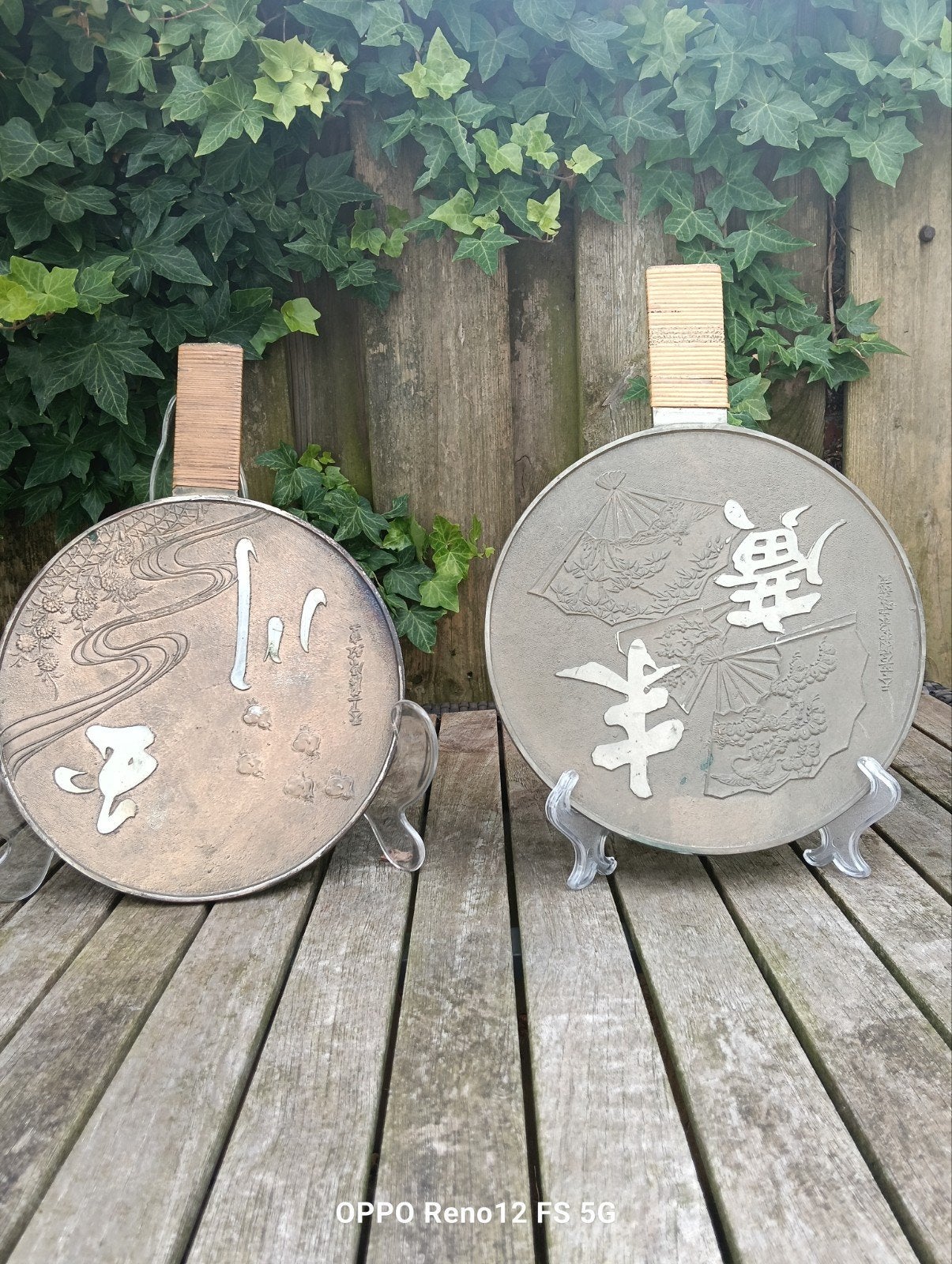 Twee antieke Japanse bronzen spiegels met houten handvat, Antiek en Kunst, Overige typen, Grijs, Ophalen of Verzenden, Japan