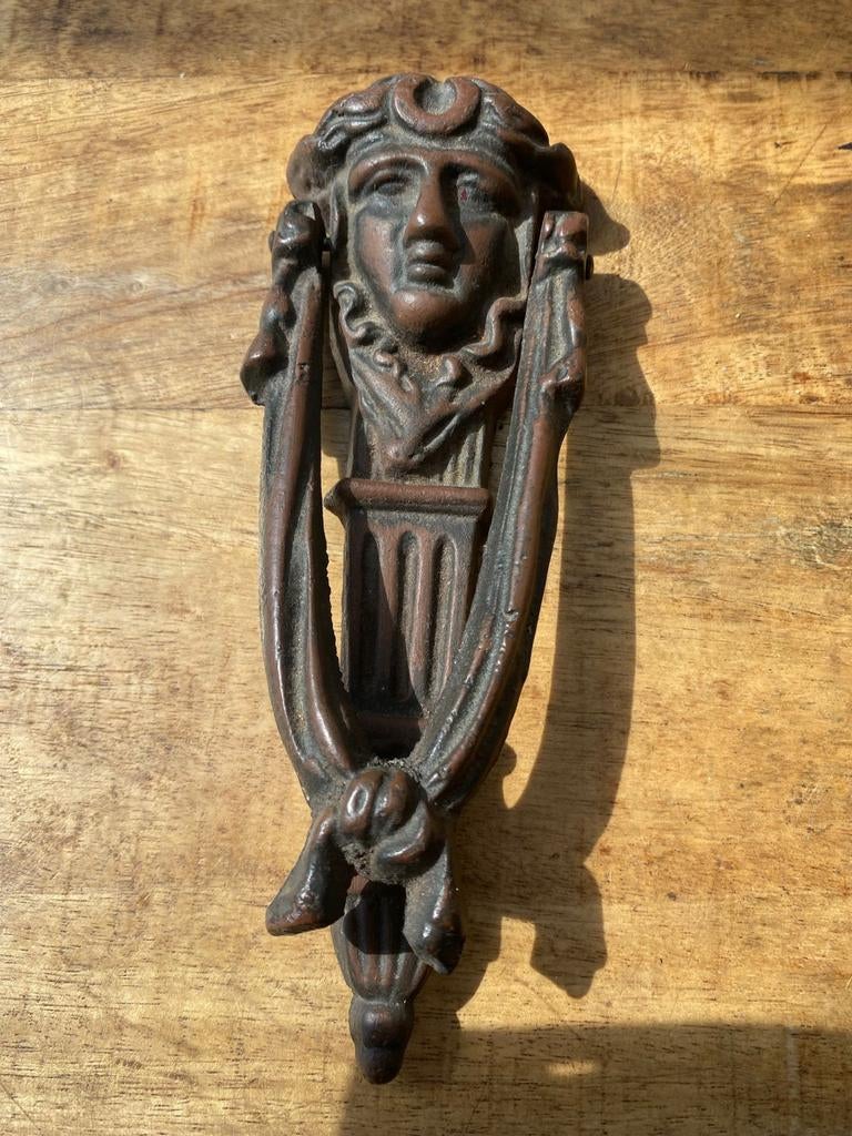 Antieke Deurklopper met Klassiek Gezicht - Gietijzer, Ophalen of Verzenden