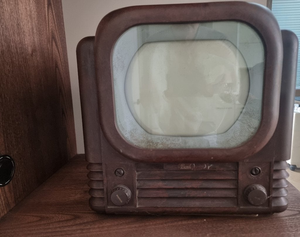 Bakeliet TV Bush type 22 Anno 1950, Antiek en Kunst, Antiek | Tv's en Audio, Ophalen