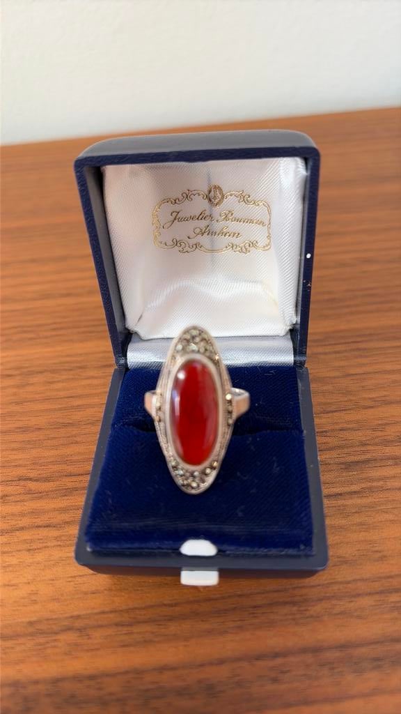 Art deco zilveren ring met carneool en markesietjes, Antiek en Kunst, Ophalen of Verzenden, Zilver