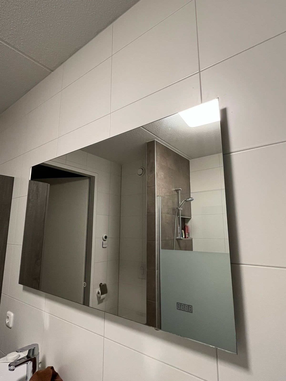 Foto 4 van Badkamer spiegel 120x70 LED, verwarming en klok 120x70