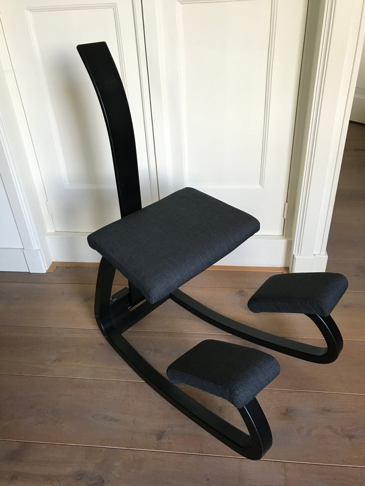 Stokke Varier variable balans met rug zwart stoel, Ophalen, Zo goed als nieuw, Zwart