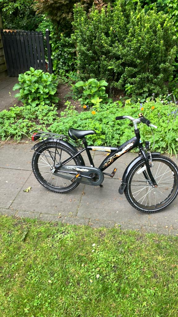 Stevige jongensfiets met verlichting, Fietsen en Brommers, Ophalen, Terugtraprem, Gebruikt, Handrem