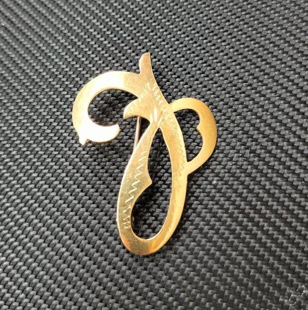 broche goud letter J vintage maar nog zeer mooi 585, Sieraden, Tassen en Uiterlijk, Broches, Ophalen, Minder dan 4 cm, Zo goed als nieuw