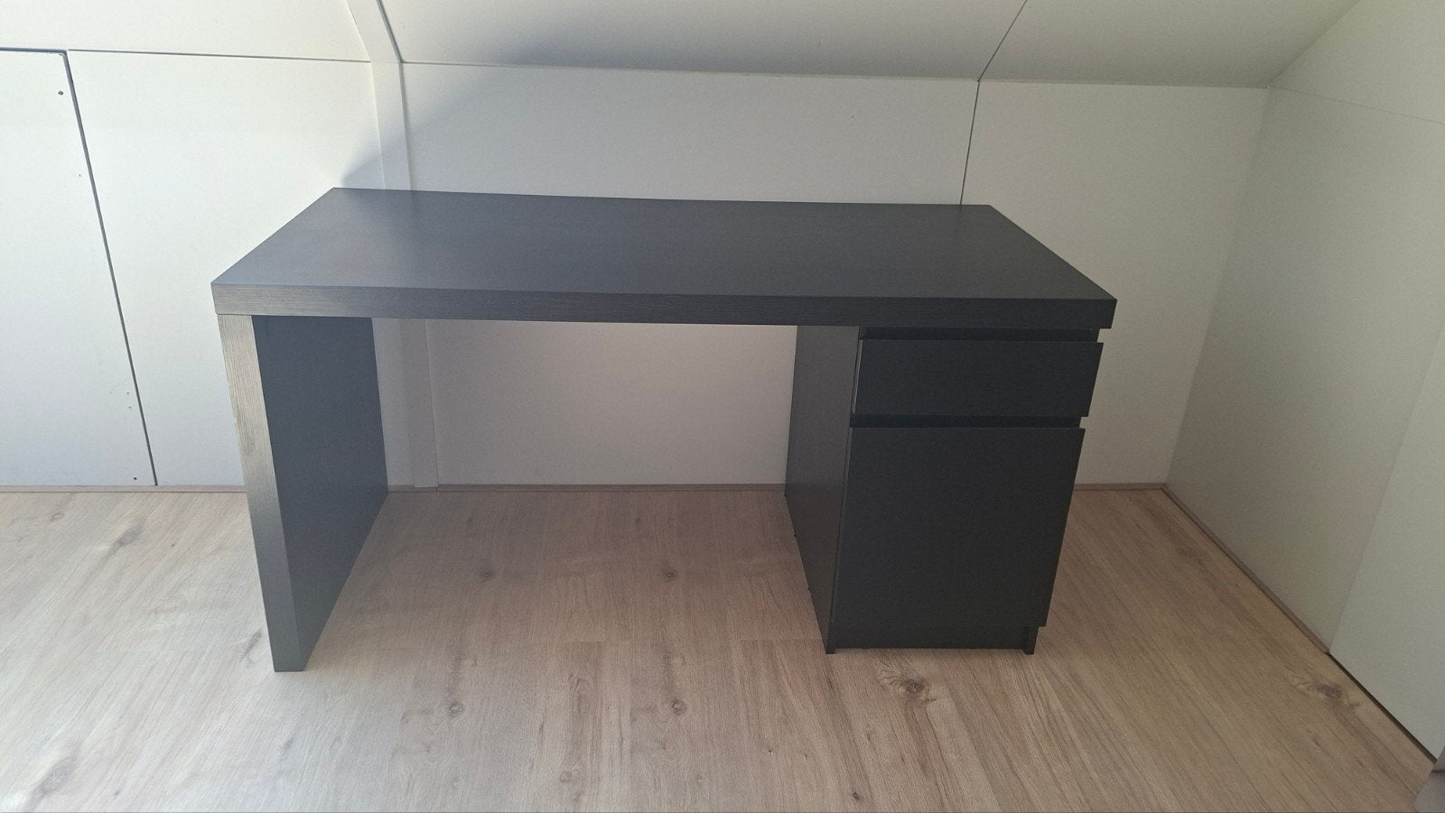 Zwart-Bruin bureau met ladeblok, Ophalen, Gebruikt, 65 cm, Spaanplaat of MDF