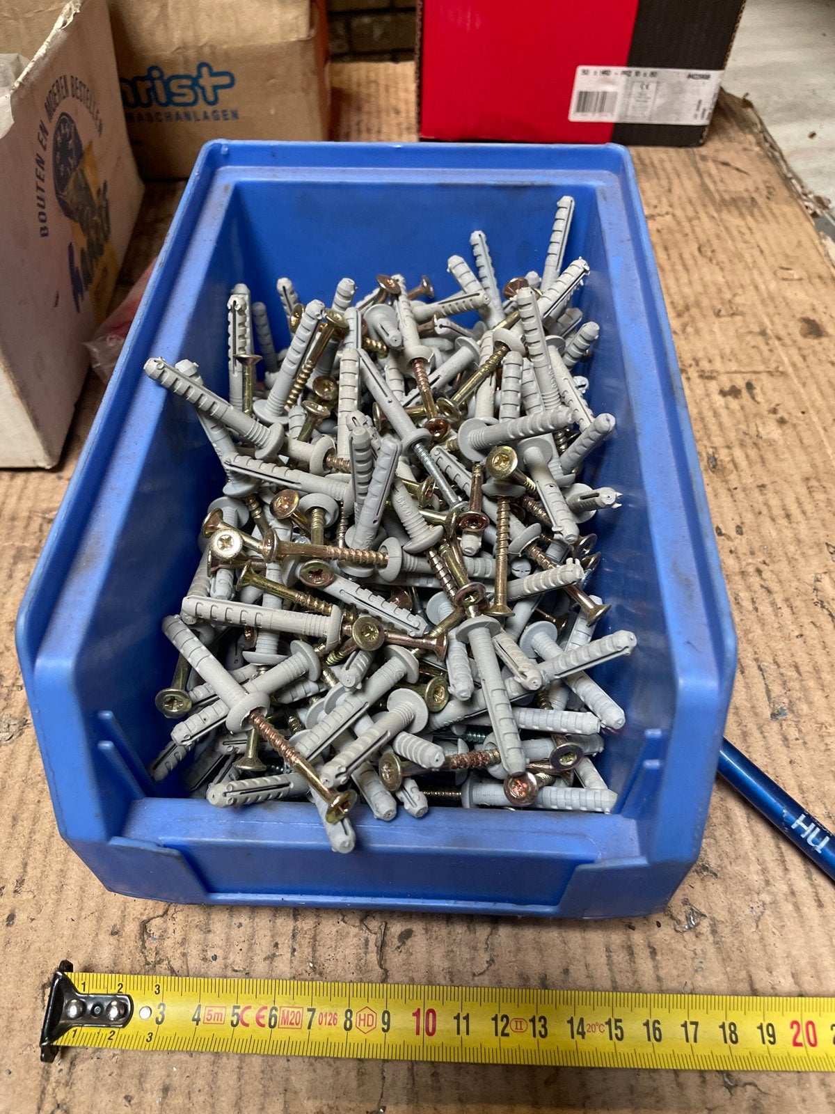 Partij pluggen en schroeven, Ophalen, Nieuw, Minder dan 400 watt