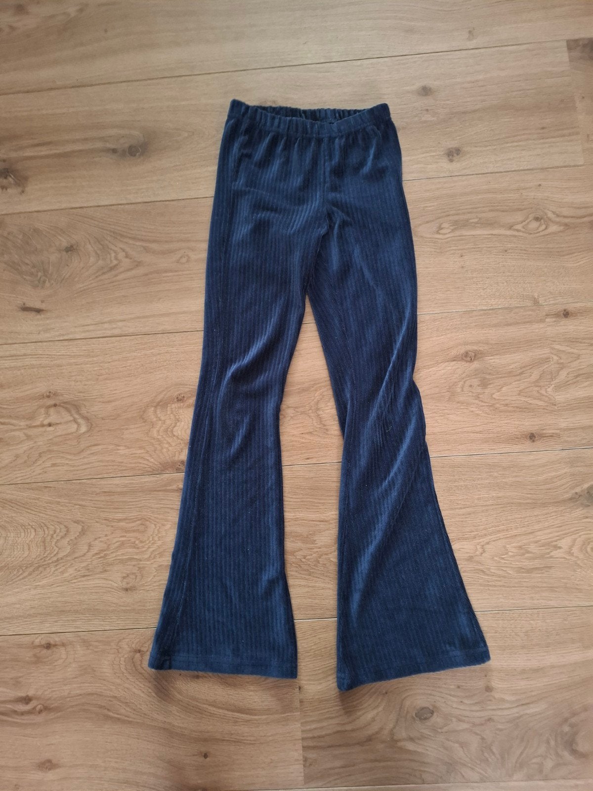 Donkerblauwe ribbroek met wijde pijpen, maat 134, Ophalen of Verzenden, Zo goed als nieuw, Meisje, Broek