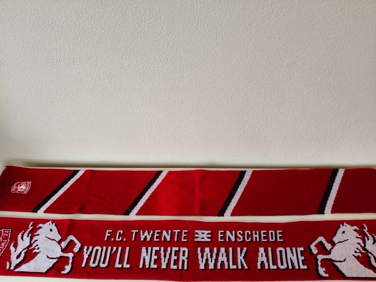 2x FC Twente sjaal - You'll Never Walk Alone, Ophalen of Verzenden, Zo goed als nieuw, F.C. Twente, Vaantje of Sjaal